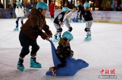 500平方米城市冰场亮相上海陆家嘴